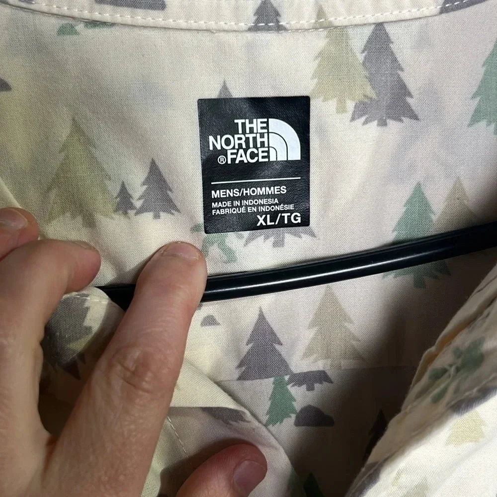 Northface Button up Tress print Size XL